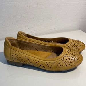 Light yellow leather EARTH flats, 6.5